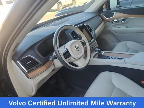 2022 Volvo XC90 T6 Momentum