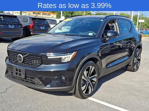 2023 Volvo XC40 B5 Plus Dark Theme