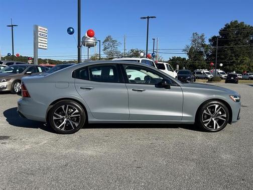 2024 Volvo S60 B5 Core Dark Theme