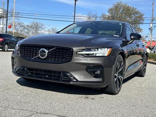 2024 Volvo S60 B5 Core Dark Theme