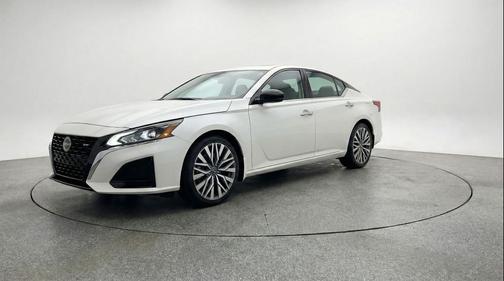 Glacier White 2025 Nissan Altima SV FWD