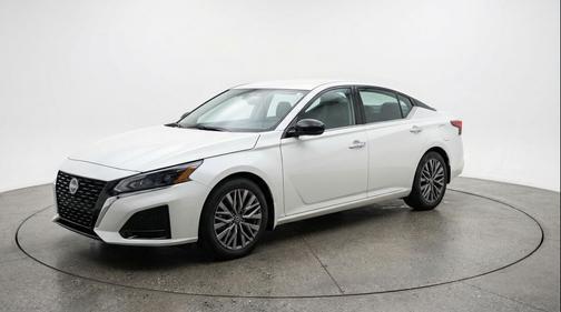 Pearl White Tricoat 2025 Nissan Altima SV FWD