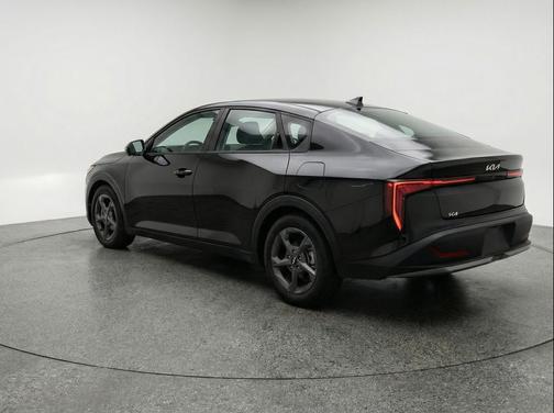 Aurora Black Pearl 2025 Kia K4 LXS