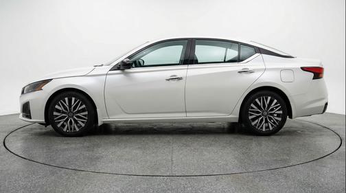 Glacier White 2025 Nissan Altima SV FWD