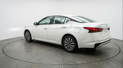 Glacier White 2025 Nissan Altima SV FWD