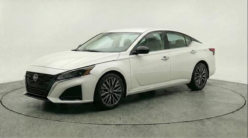 Pearl White Tricoat 2025 Nissan Altima SV FWD