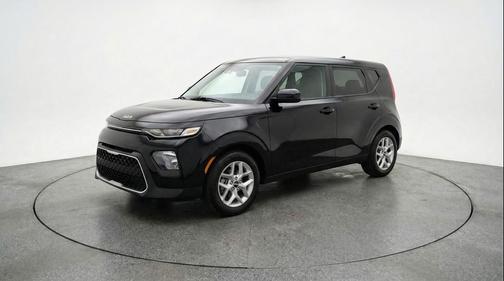 Fusion Black 2025 Kia Soul LX