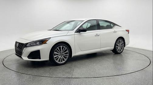 Glacier White 2025 Nissan Altima SV FWD