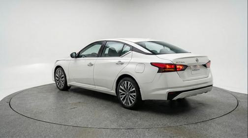 Glacier White 2025 Nissan Altima SV FWD
