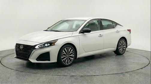 Glacier White 2025 Nissan Altima SV FWD