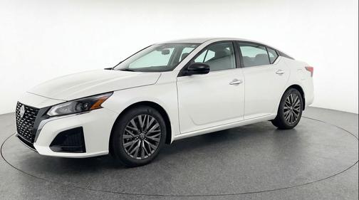 Glacier White 2025 Nissan Altima SV FWD