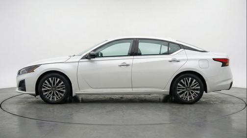 Pearl White Tricoat 2025 Nissan Altima SV FWD