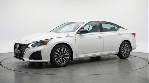 Pearl White Tricoat 2025 Nissan Altima SV FWD