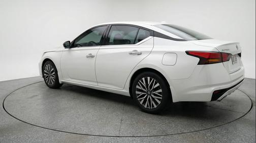 Pearl White Tricoat 2025 Nissan Altima SV FWD