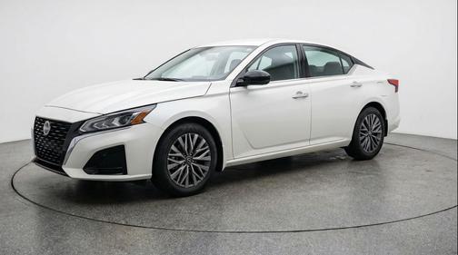 Glacier White 2025 Nissan Altima SV FWD