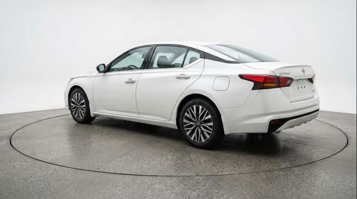 Glacier White 2025 Nissan Altima SV FWD