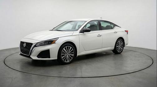 Glacier White 2025 Nissan Altima SV FWD