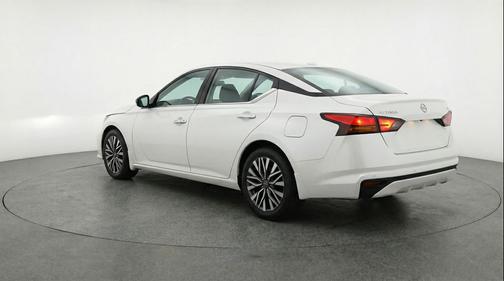 Glacier White 2025 Nissan Altima SV FWD