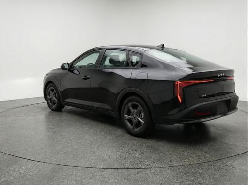 Aurora Black Pearl 2025 Kia K4 LXS