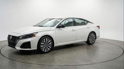 Glacier White 2025 Nissan Altima SV FWD