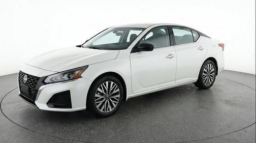 Glacier White 2025 Nissan Altima SV FWD