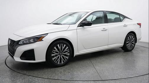 Glacier White 2025 Nissan Altima SV FWD