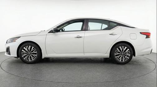 Glacier White 2025 Nissan Altima SV FWD