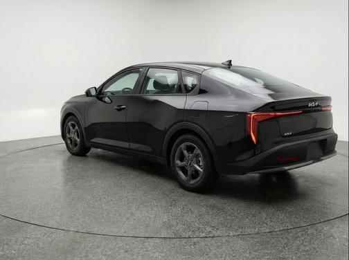 Aurora Black Pearl 2025 Kia K4 LXS