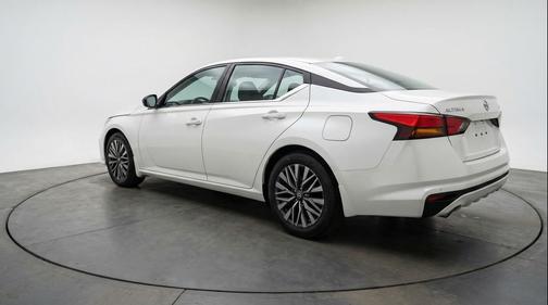 Glacier White 2025 Nissan Altima SV FWD