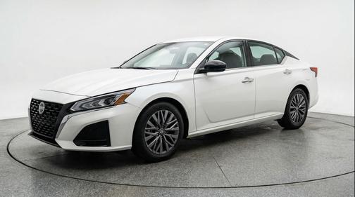 Glacier White 2025 Nissan Altima SV FWD