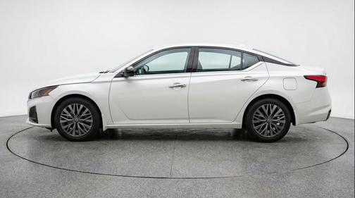Glacier White 2025 Nissan Altima SV FWD