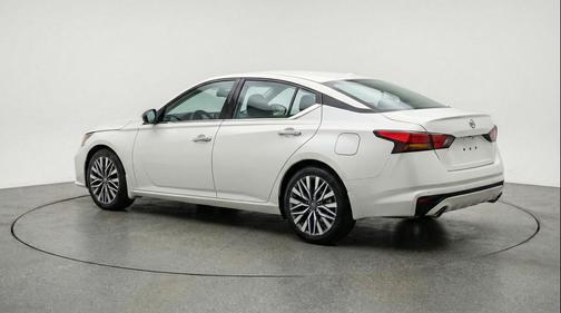 Glacier White 2025 Nissan Altima SV FWD