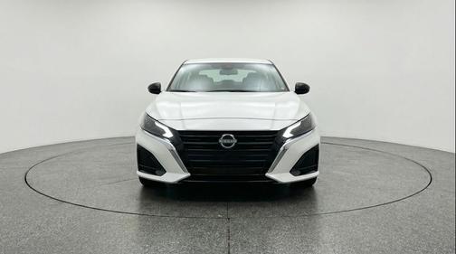 Glacier White 2025 Nissan Altima SV FWD