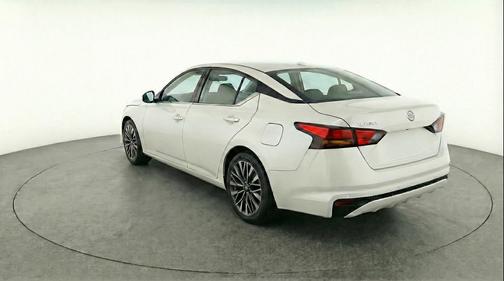 Pearl White Tricoat 2025 Nissan Altima SV FWD