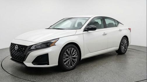 Glacier White 2025 Nissan Altima SV FWD