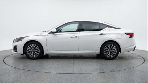 Glacier White 2025 Nissan Altima SV FWD