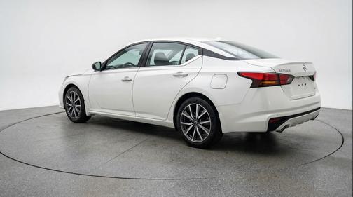 Glacier White 2025 Nissan Altima SV FWD