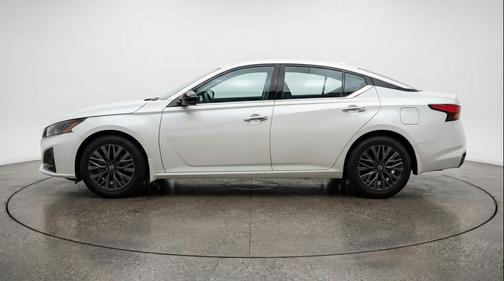 Glacier White 2025 Nissan Altima SV FWD