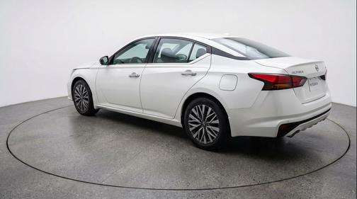 Glacier White 2025 Nissan Altima SV FWD