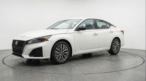 Glacier White 2025 Nissan Altima SV FWD