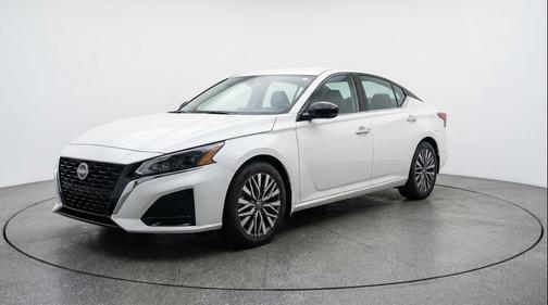 Pearl White Tricoat 2025 Nissan Altima SV FWD