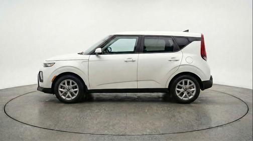Snow White Pearl 2025 Kia Soul LX