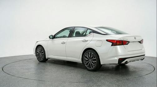 Glacier White 2025 Nissan Altima SV FWD
