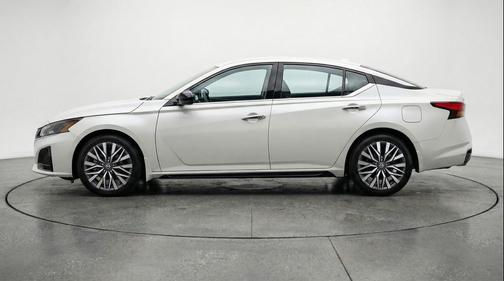 Glacier White 2025 Nissan Altima SV FWD