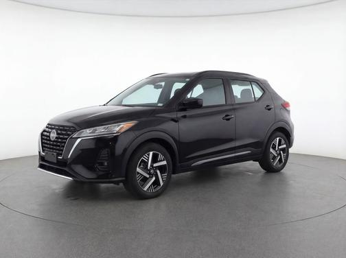 Super Black 2025 Nissan Kicks SV