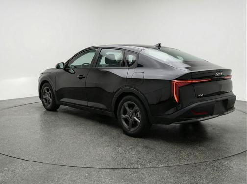 Aurora Black Pearl 2025 Kia K4 LXS