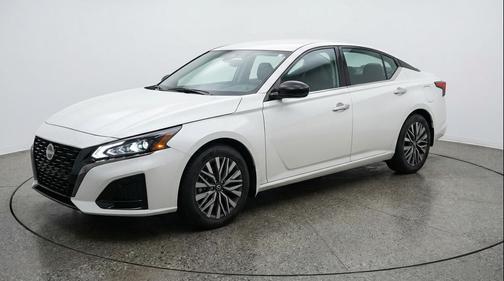 Pearl White Tricoat 2025 Nissan Altima SV FWD