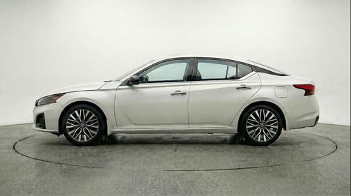 Pearl White Tricoat 2025 Nissan Altima SV FWD