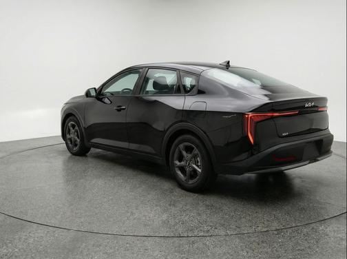Aurora Black Pearl 2025 Kia K4 LXS