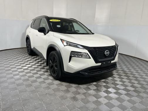 Pearl White Tricoat/Super Black 2023 Nissan Rogue SV